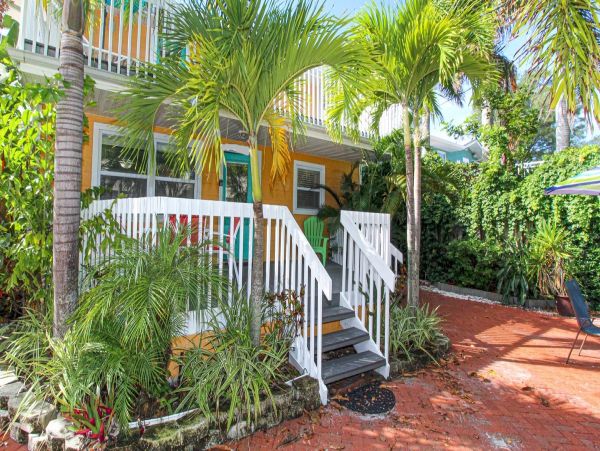 Bradenton Beach Vacation Duplex Two Bedroom Walk to Beach