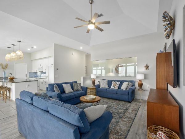 Spacious Six Bedroom Beachfront Vacation Home in Navarre Beach