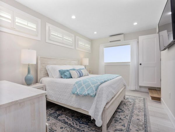 Spacious Six Bedroom Beachfront Vacation Home in Navarre Beach