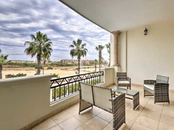 Cabo San Lucas Luxury Condo with 2 Bedrooms and Balcony