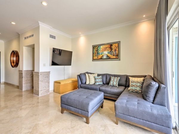 Cabo San Lucas Luxury Condo with 2 Bedrooms and Balcony