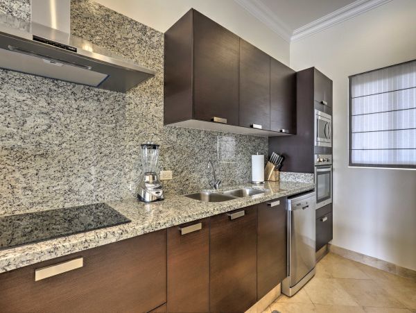Cabo San Lucas Luxury Condo with 2 Bedrooms and Balcony