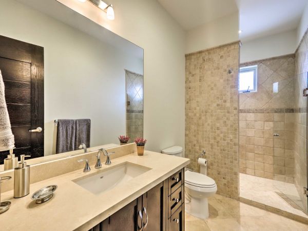 Cabo San Lucas Luxury Condo with 2 Bedrooms and Balcony