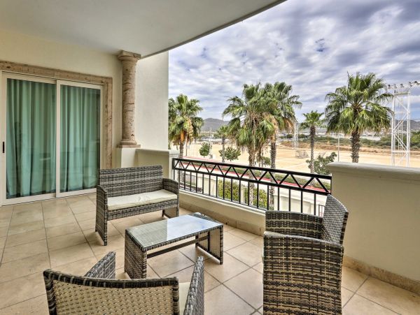 Cabo San Lucas Luxury Condo with 2 Bedrooms and Balcony
