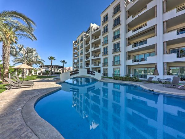 Cabo San Lucas Luxury Condo with 2 Bedrooms and Balcony