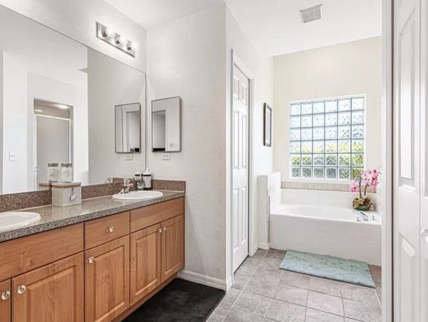 Cape Coral Three Bedroom Vacation Home with Stunning Lake View