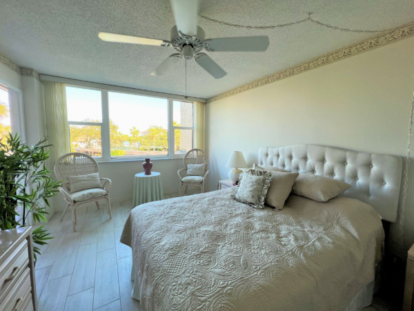 Siesta Key Condo: Waterfront Views, Dolphins, and Spacious Living