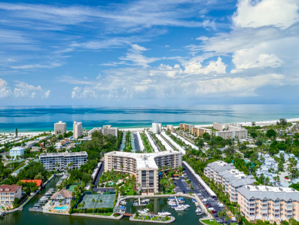 Two bedroom Condo sleeps 5, short walk to the Beach