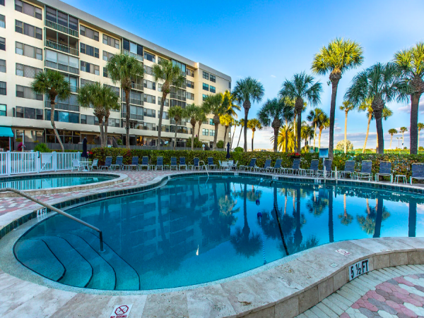 Two bedroom Condo sleeps 5, short walk to the Beach