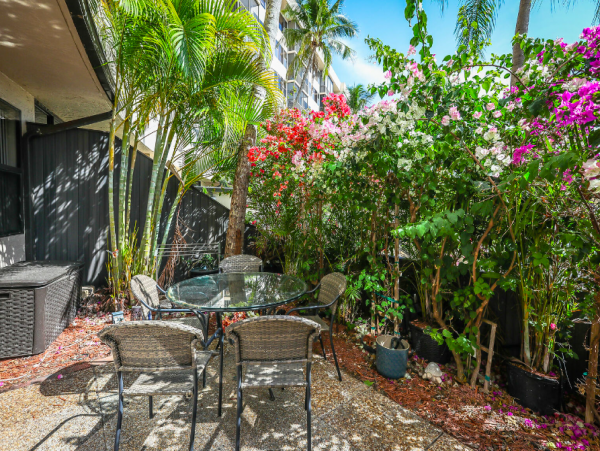 Two bedroom Condo sleeps 5, short walk to the Beach