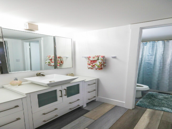 Two bedroom Condo sleeps 5, short walk to the Beach