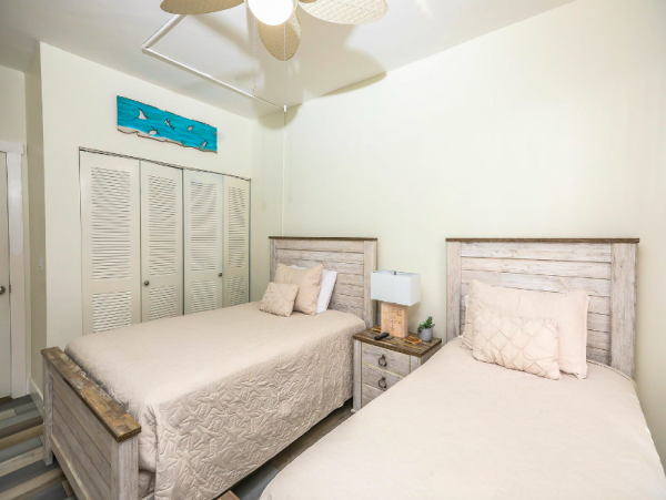 Two bedroom Condo sleeps 5, short walk to the Beach