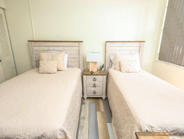 Two bedroom Condo sleeps 5, short walk to the Beach
