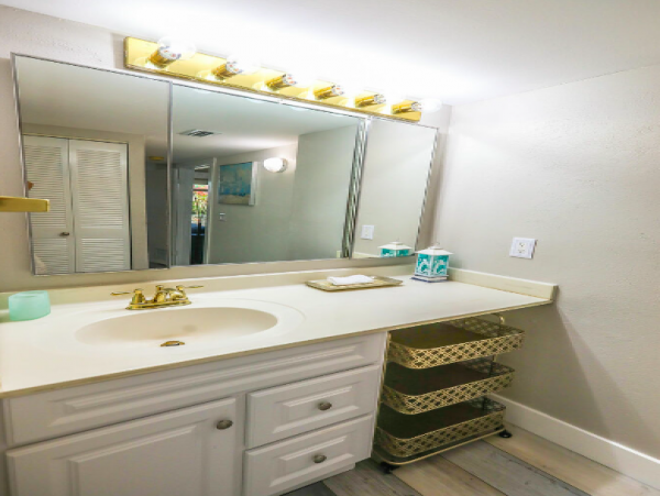 Two bedroom Condo sleeps 5, short walk to the Beach
