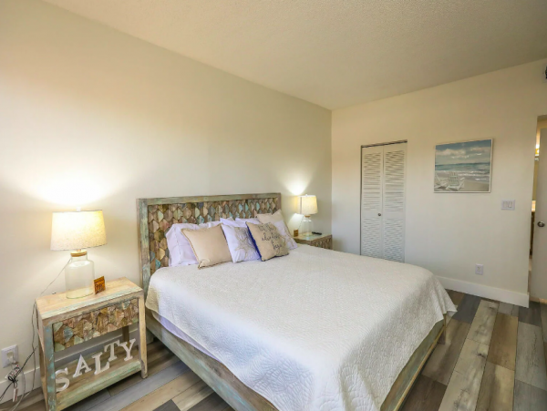 Two bedroom Condo sleeps 5, short walk to the Beach