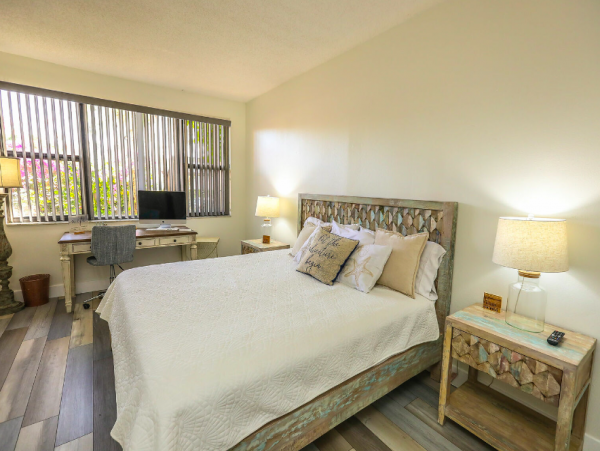 Two bedroom Condo sleeps 5, short walk to the Beach