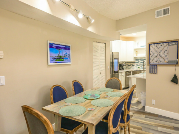 Two bedroom Condo sleeps 5, short walk to the Beach