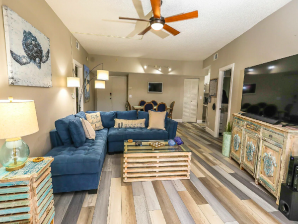 Two bedroom Condo sleeps 5, short walk to the Beach