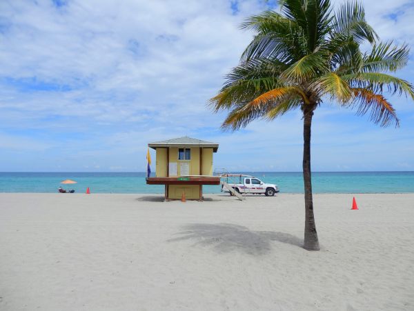 Charming Vacation Condo in Hollywood Beach Steps from Beach