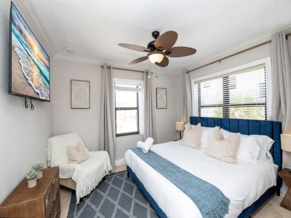 Charming Vacation Condo in Hollywood Beach Steps from Beach