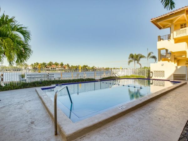 Fort Lauderdale Vacation Condo One Bedroom Walk to Beach