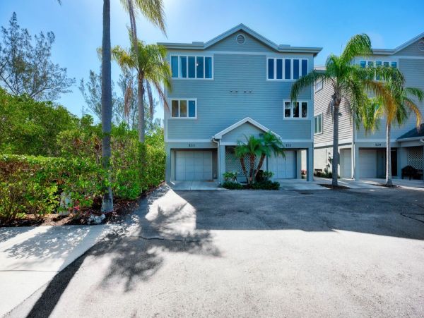 Chic 2 Bedroom Rental in Longboat Key 3 Minutes Walk To Beach