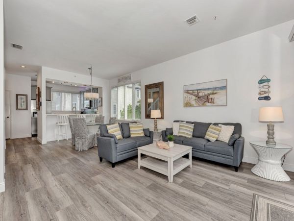 Chic 2 Bedroom Rental in Longboat Key 3 Minutes Walk To Beach