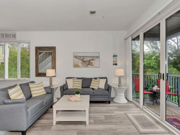 Chic 2 Bedroom Rental in Longboat Key 3 Minutes Walk To Beach