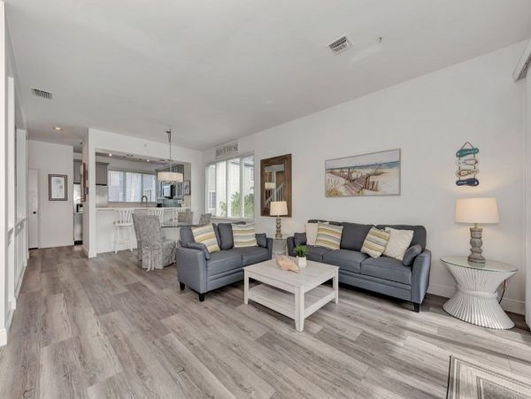 Chic 2 Bedroom Rental in Longboat Key 3 Minutes Walk To Beach
