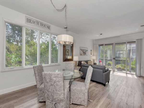 Chic 2 Bedroom Rental in Longboat Key 3 Minutes Walk To Beach