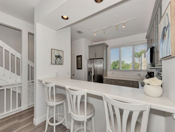 Chic 2 Bedroom Rental in Longboat Key 3 Minutes Walk To Beach