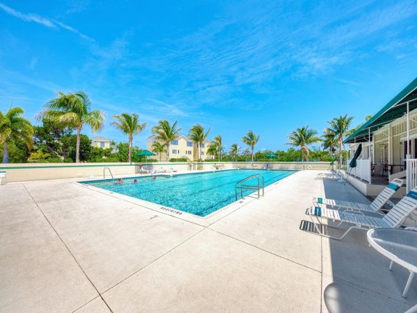 Chic 2 Bedroom Rental in Longboat Key 3 Minutes Walk To Beach