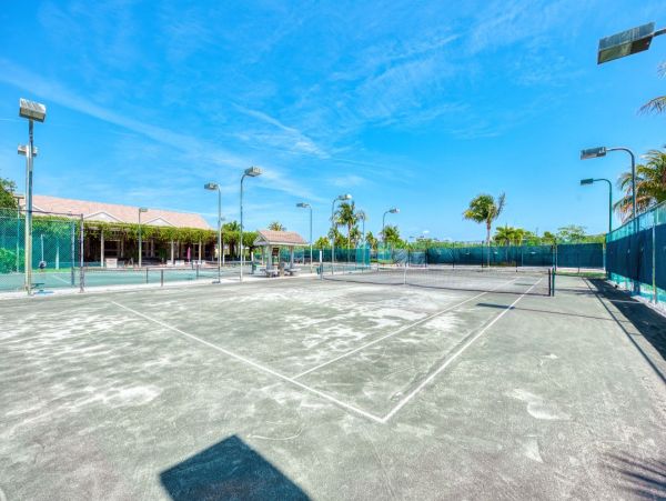 Chic 2 Bedroom Rental in Longboat Key 3 Minutes Walk To Beach