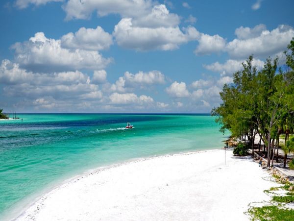Chic 2 Bedroom Rental in Longboat Key 3 Minutes Walk To Beach