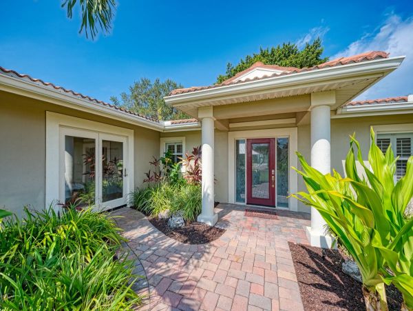 Lovely Canal Front Home with 3 Bedrooms in Siesta Key