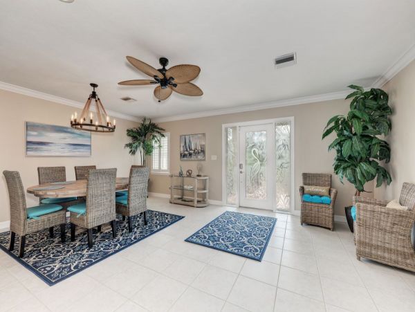 Lovely Canal Front Home with 3 Bedrooms in Siesta Key