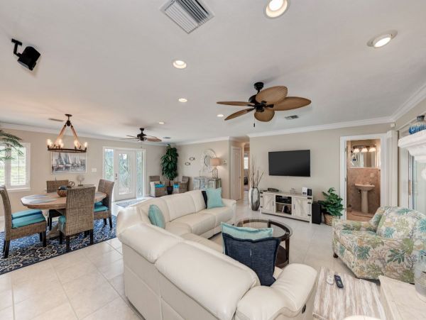 Lovely Canal Front Home with 3 Bedrooms in Siesta Key