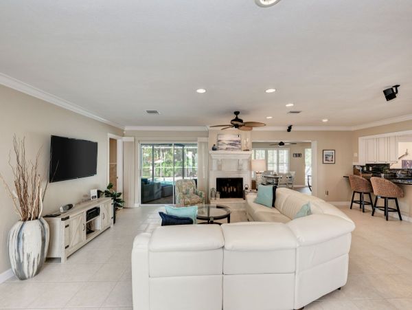 Lovely Canal Front Home with 3 Bedrooms in Siesta Key