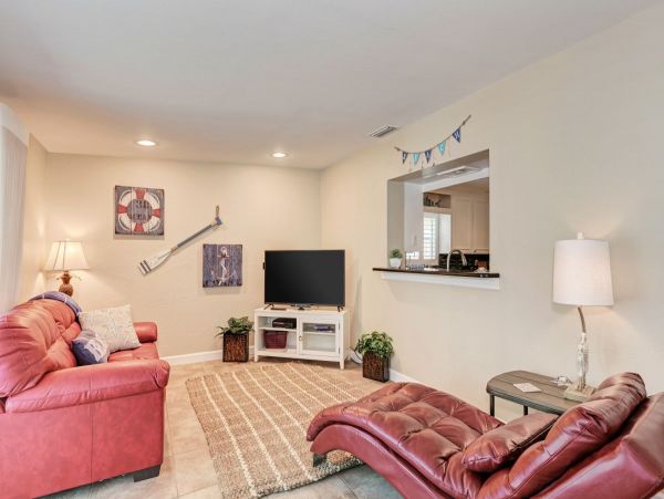 Lovely Canal Front Home with 3 Bedrooms in Siesta Key