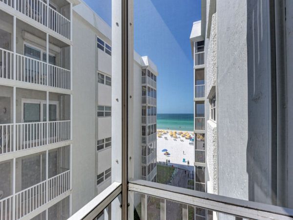 Beachfront Siesta Key Condo Sleeps 4