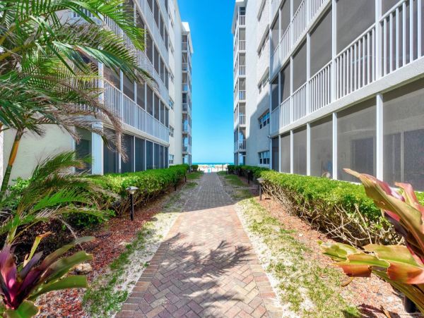 Beachfront Siesta Key Condo Sleeps 4