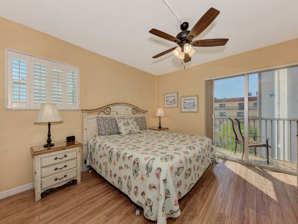 Beachfront Siesta Key Condo Sleeps 4