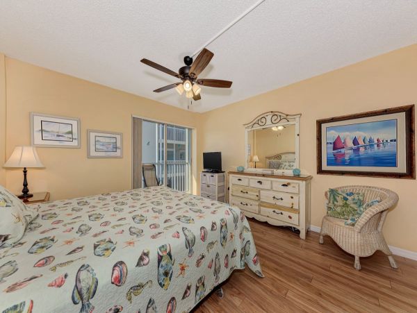 Beachfront Siesta Key Condo Sleeps 4