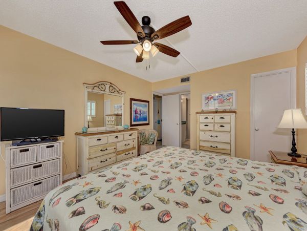 Beachfront Siesta Key Condo Sleeps 4