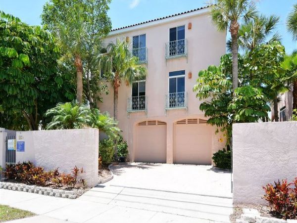 Lovely 3 Bedroom Home Short Walk to Beach