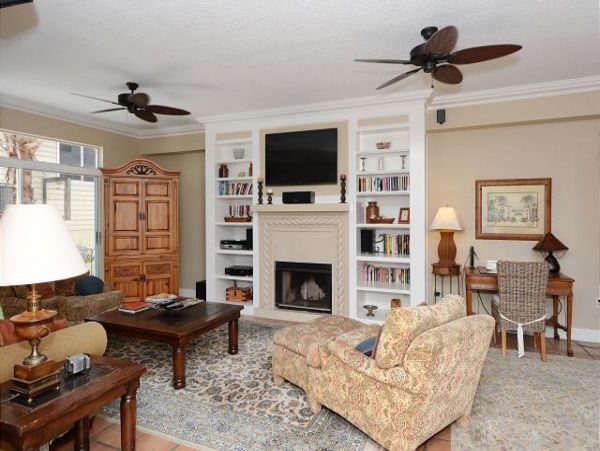 Lovely 3 Bedroom Home Short Walk to Beach