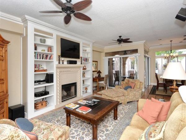 Lovely 3 Bedroom Home Short Walk to Beach