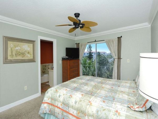 Lovely 3 Bedroom Home Short Walk to Beach
