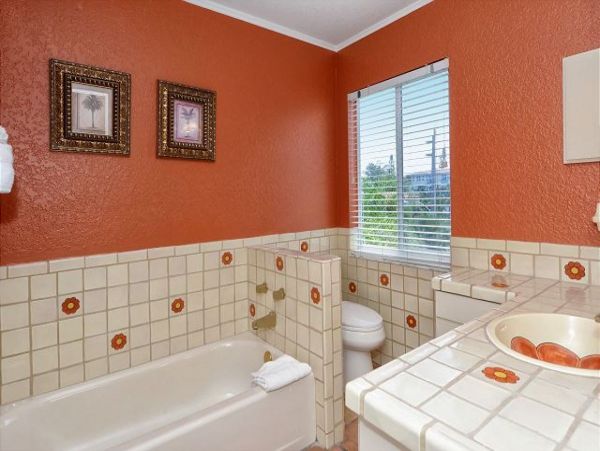 Lovely 3 Bedroom Home Short Walk to Beach