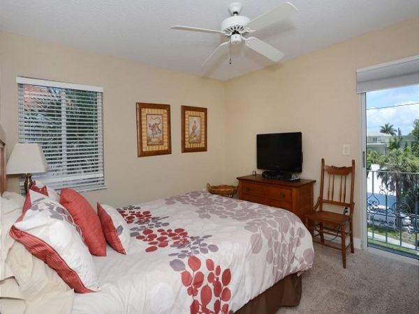 Lovely 3 Bedroom Home Short Walk to Beach